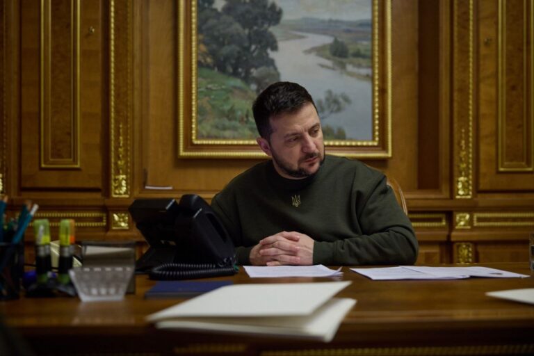 Президент України Володимир Зеленський привітав Прем’єр-міністра Японії Фуміо Кішіду з початком головування Японії у G7.